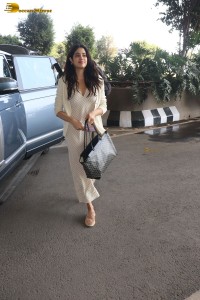 indian actress janhvi kapoor spotted at mumbai airport