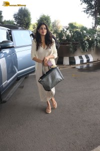 indian actress janhvi kapoor spotted at mumbai airport