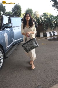 indian actress janhvi kapoor spotted at mumbai airport