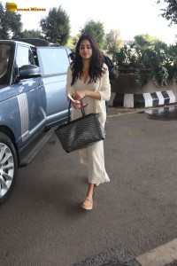indian actress janhvi kapoor spotted at mumbai airport