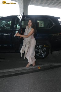 actress janhvi kapoor stylish looks at mumbai airport