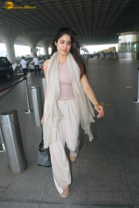 actress janhvi kapoor stylish looks at mumbai airport
