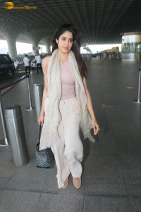 actress janhvi kapoor stylish looks at mumbai airport