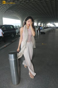 actress janhvi kapoor stylish looks at mumbai airport