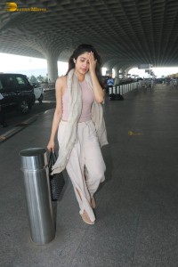 actress janhvi kapoor stylish looks at mumbai airport