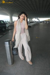 actress janhvi kapoor stylish looks at mumbai airport