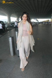 actress janhvi kapoor stylish looks at mumbai airport