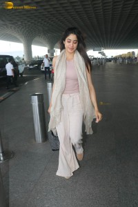 actress janhvi kapoor stylish looks at mumbai airport
