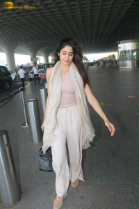actress janhvi kapoor stylish looks at mumbai airport