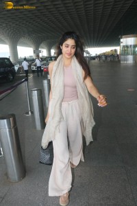 actress janhvi kapoor stylish looks at mumbai airport