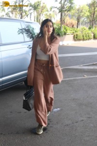 actress janhvi kapoor spotted at mumbai airport