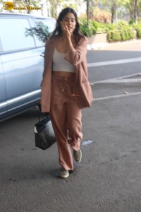 actress janhvi kapoor spotted at mumbai airport