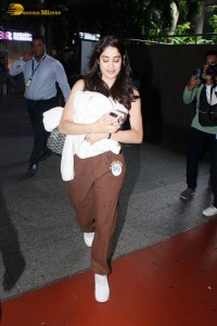 Sridevi’s daughter, actress, Janhvi Kapoor spotted at mumbai airport on july 5, 2023