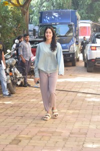 actress janhvi kapoor in a super casual attire
