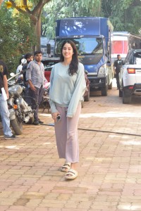 actress janhvi kapoor in a super casual attire