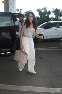 bollywood actress janhvi kapoor cute looks in a grey top at mumbai airport