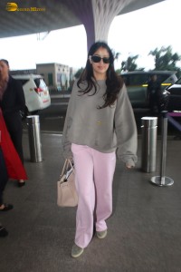 bollywood actress janhvi kapoor spotted in casual wear at mumbai airport
