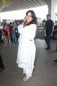 bollywood actress and legendary sridevi's daughter janhvi kapoor spotted in a white salwar