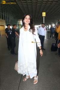 bollywood actress and legendary sridevi's daughter janhvi kapoor spotted in a white salwar