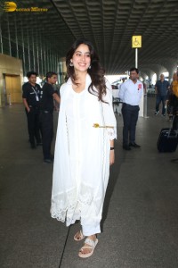 bollywood actress and legendary sridevi's daughter janhvi kapoor spotted in a white salwar