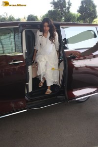 bollywood actress and legendary sridevi's daughter janhvi kapoor spotted in a white salwar
