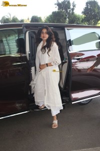 bollywood actress and legendary sridevi's daughter janhvi kapoor spotted in a white salwar