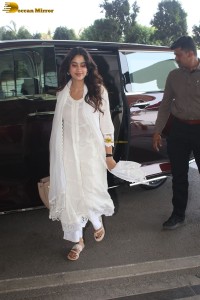bollywood actress and legendary sridevi's daughter janhvi kapoor spotted in a white salwar