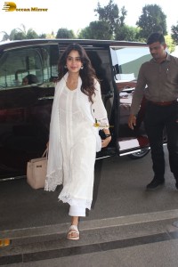 bollywood actress and legendary sridevi's daughter janhvi kapoor spotted in a white salwar