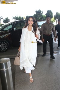 bollywood actress and legendary sridevi's daughter janhvi kapoor spotted in a white salwar