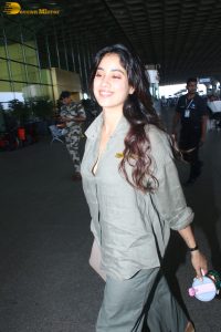 actress janhvi kapoor at mumbai airport