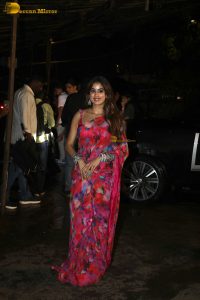 bollywood actress janhvi kapoor beautiful in a pink red saree