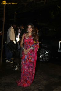 bollywood actress janhvi kapoor beautiful in a pink red saree