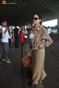 actress janhvi kapoor spotted at mumbai airport