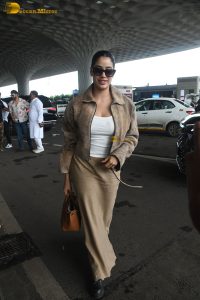 actress janhvi kapoor spotted at mumbai airport
