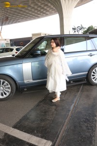 Bollywood Actress Janhvi Kapoor in a white salwar dress