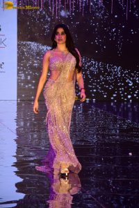 bollywood actress and sridevi’s daughter janhvi kapoor beautiful ramp walk