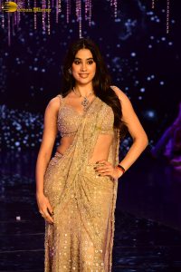 bollywood actress and sridevi’s daughter janhvi kapoor beautiful ramp walk