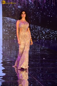 bollywood actress and sridevi’s daughter janhvi kapoor beautiful ramp walk