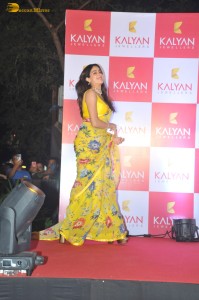 actress Janhvi Kapoor dances at Kalyan Jewellers Event