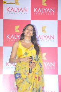 actress Janhvi Kapoor dances at Kalyan Jewellers Event
