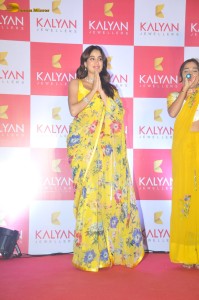 actress Janhvi Kapoor dances at Kalyan Jewellers Event