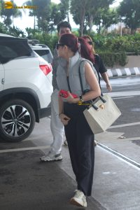 Indian tv actress jannat zubair chic look at mumbai airport