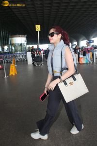 Indian tv actress jannat zubair chic look at mumbai airport