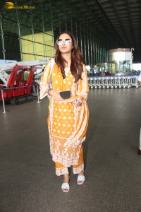 actress Jasmin Bhasin beautiful in a yellow salwar