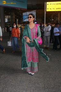 jasmin bhasin pretty in a salwar kameez at the airport