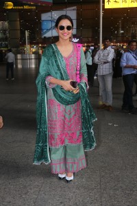 jasmin bhasin pretty in a salwar kameez at the airport