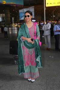 jasmin bhasin pretty in a salwar kameez at the airport