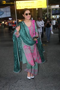 jasmin bhasin pretty in a salwar kameez at the airport