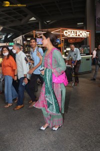 jasmin bhasin pretty in a salwar kameez at the airport