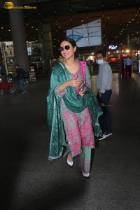 jasmin bhasin pretty in a salwar kameez at the airport
